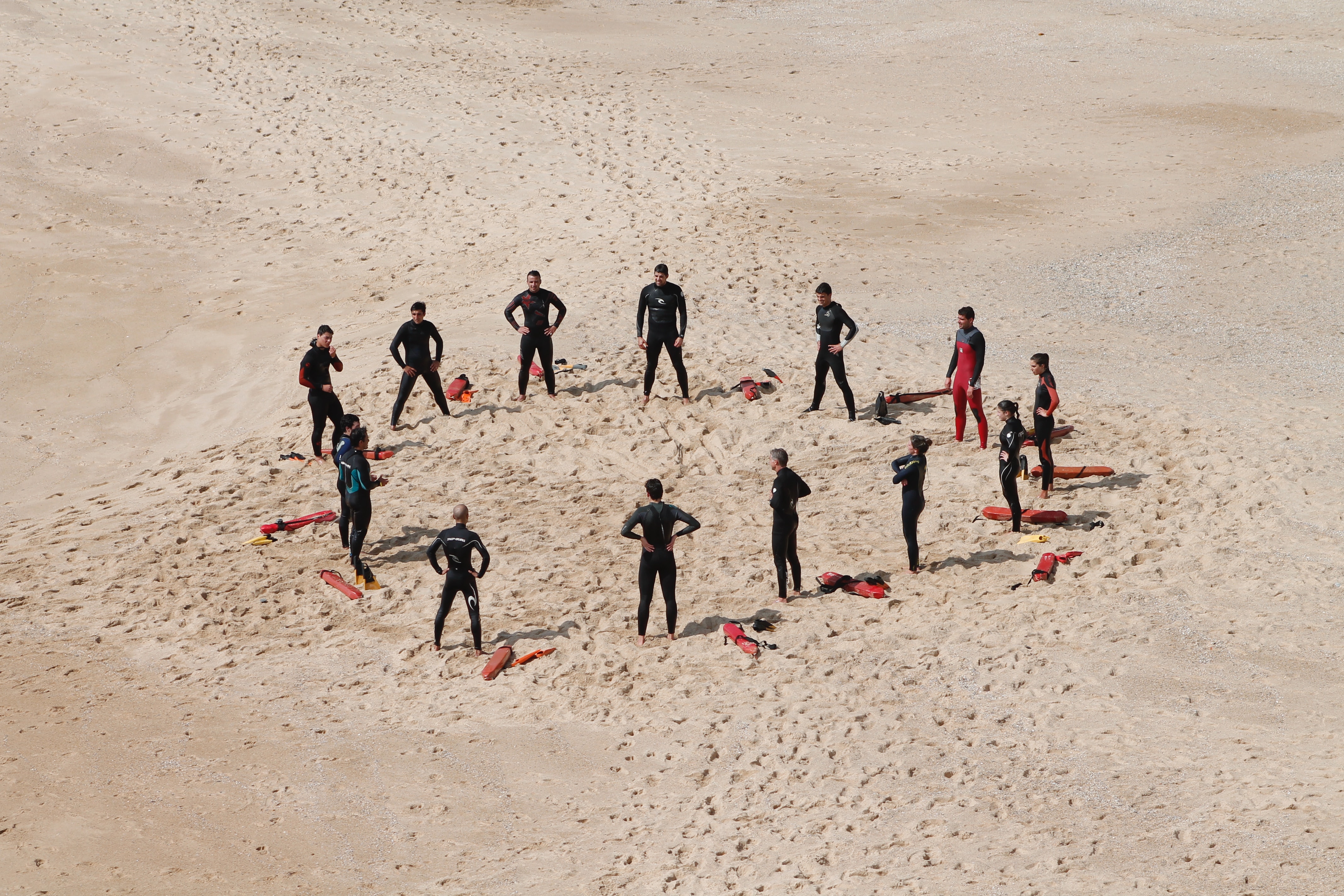redders staan in een cirkel op het strand